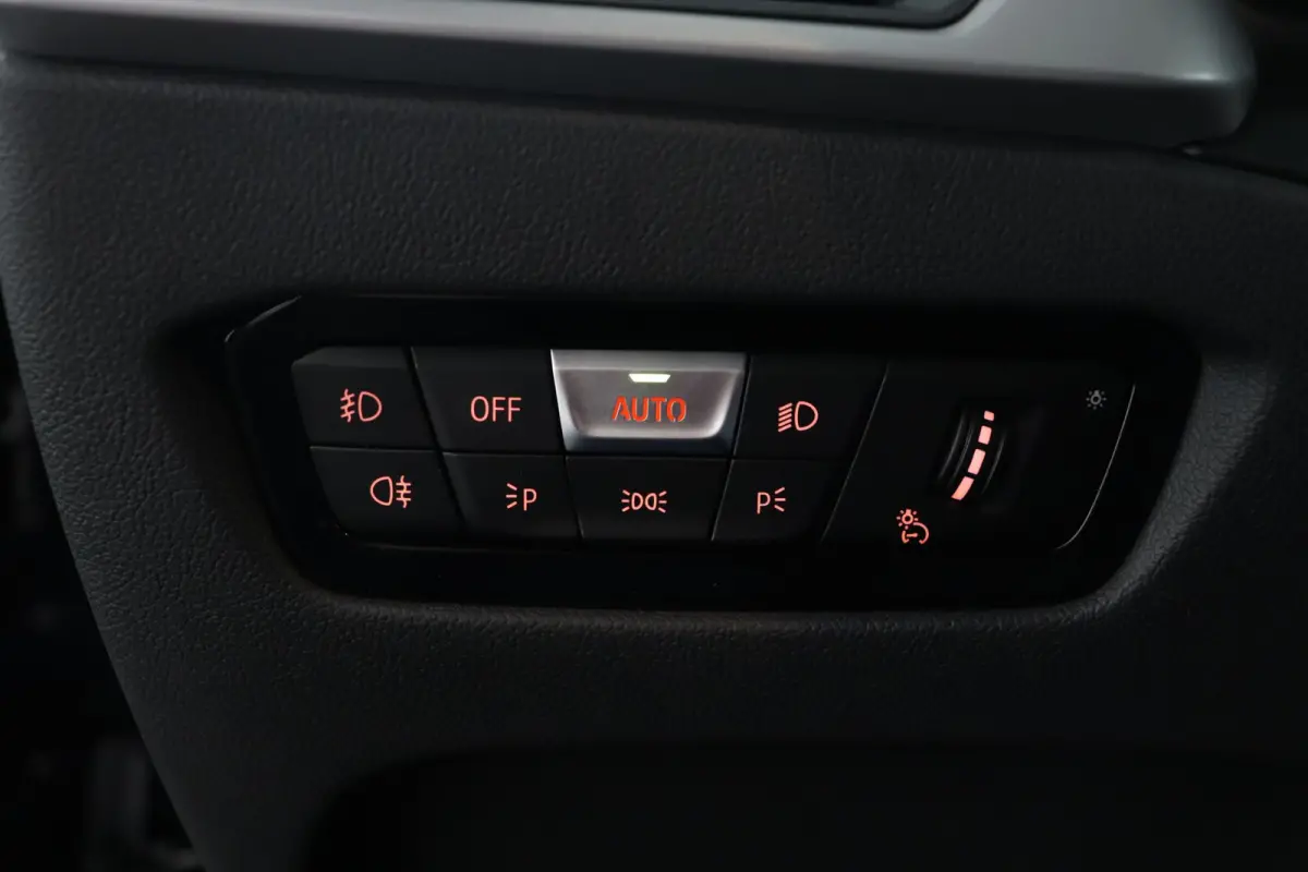 320e Business Edition Plus | SOH 89% | M Sportstuur | M Shadow Line | M Hemelbekleding Anthrazit | Stoelverwarming | Camera | HiFi Systeem | Leder |