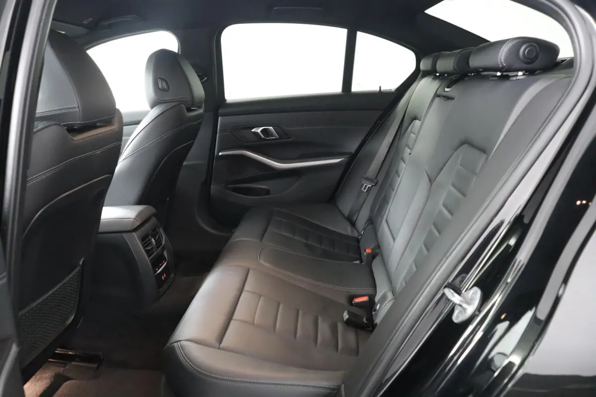 320e Business Edition Plus | SOH 89% | M Sportstuur | M Shadow Line | M Hemelbekleding Anthrazit | Stoelverwarming | Camera | HiFi Systeem | Leder |
