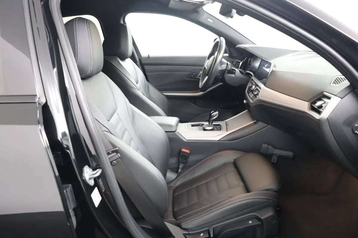320e Business Edition Plus | SOH 89% | M Sportstuur | M Shadow Line | M Hemelbekleding Anthrazit | Stoelverwarming | Camera | HiFi Systeem | Leder |