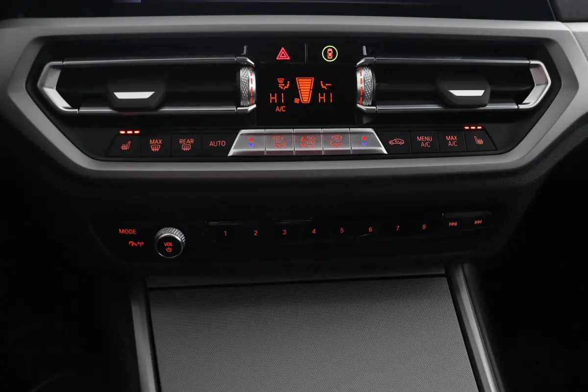 320e Business Edition Plus | SOH 89% | M Sportstuur | M Shadow Line | M Hemelbekleding Anthrazit | Stoelverwarming | Camera | HiFi Systeem | Leder |