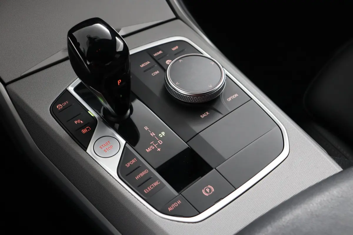 320e Business Edition Plus | SOH 89% | M Sportstuur | M Shadow Line | M Hemelbekleding Anthrazit | Stoelverwarming | Camera | HiFi Systeem | Leder |