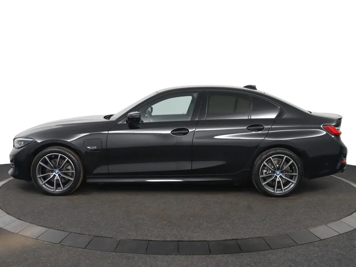 320e Business Edition Plus | SOH 89% | M Sportstuur | M Shadow Line | M Hemelbekleding Anthrazit | Stoelverwarming | Camera | HiFi Systeem | Leder |