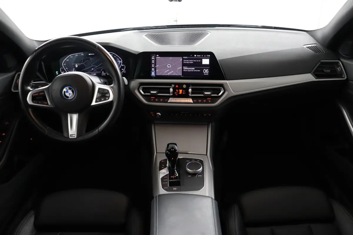 320e Business Edition Plus | SOH 89% | M Sportstuur | M Shadow Line | M Hemelbekleding Anthrazit | Stoelverwarming | Camera | HiFi Systeem | Leder |