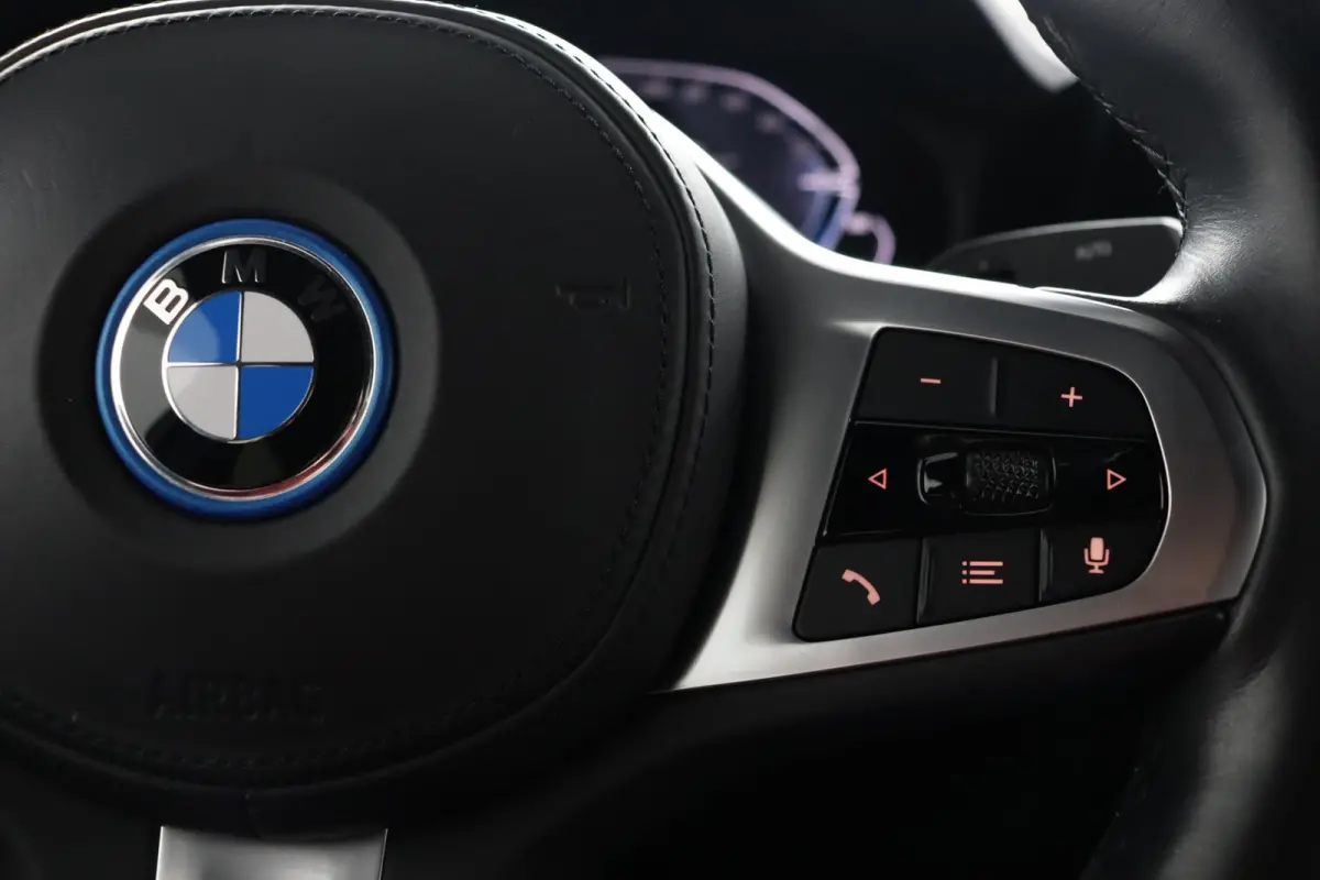 320e Business Edition Plus | SOH 89% | M Sportstuur | M Shadow Line | M Hemelbekleding Anthrazit | Stoelverwarming | Camera | HiFi Systeem | Leder |