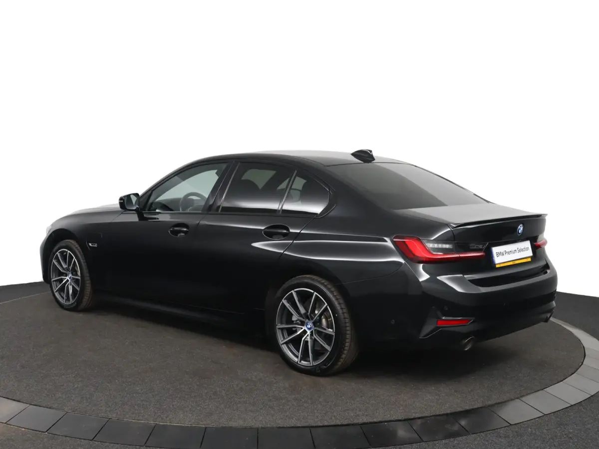 320e Business Edition Plus | SOH 89% | M Sportstuur | M Shadow Line | M Hemelbekleding Anthrazit | Stoelverwarming | Camera | HiFi Systeem | Leder |
