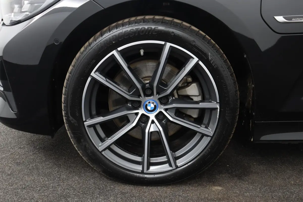 320e Business Edition Plus | SOH 89% | M Sportstuur | M Shadow Line | M Hemelbekleding Anthrazit | Stoelverwarming | Camera | HiFi Systeem | Leder |