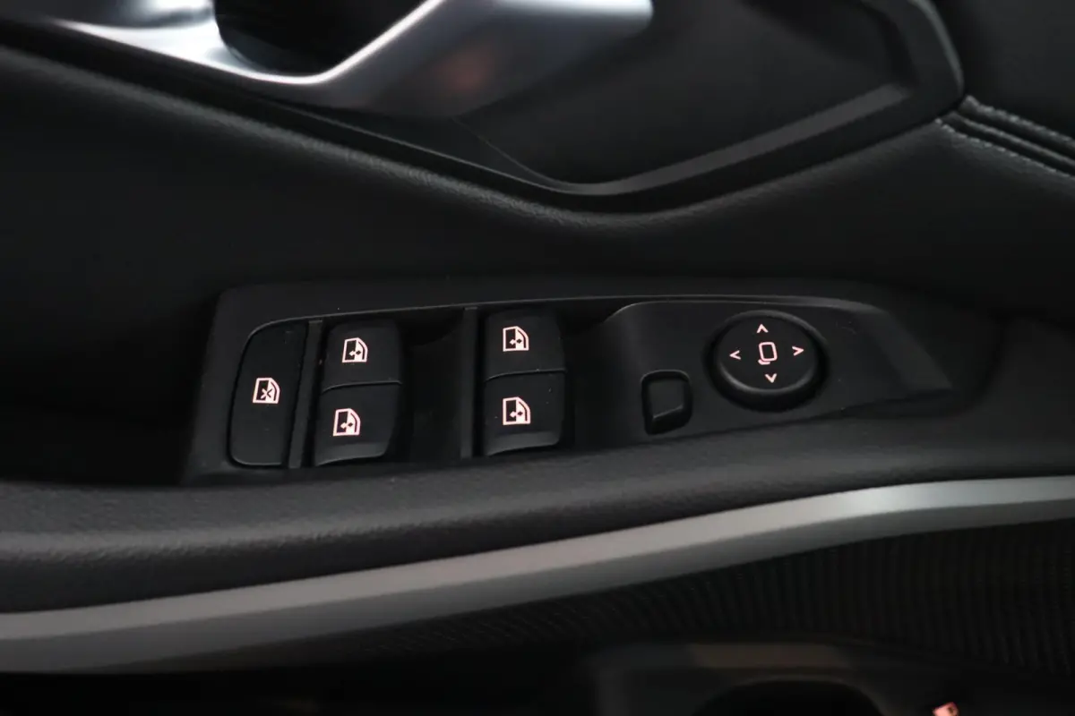 320e Business Edition Plus | SOH 89% | M Sportstuur | M Shadow Line | M Hemelbekleding Anthrazit | Stoelverwarming | Camera | HiFi Systeem | Leder |