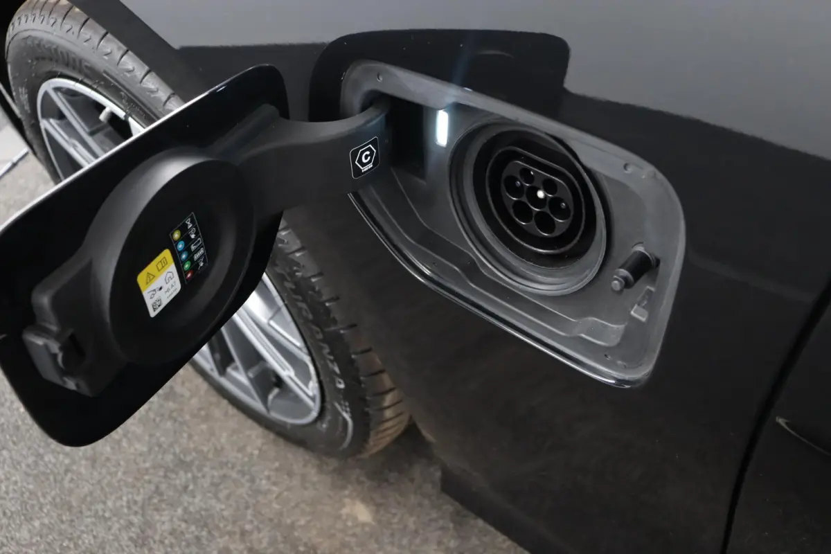 320e Business Edition Plus | SOH 89% | M Sportstuur | M Shadow Line | M Hemelbekleding Anthrazit | Stoelverwarming | Camera | HiFi Systeem | Leder |