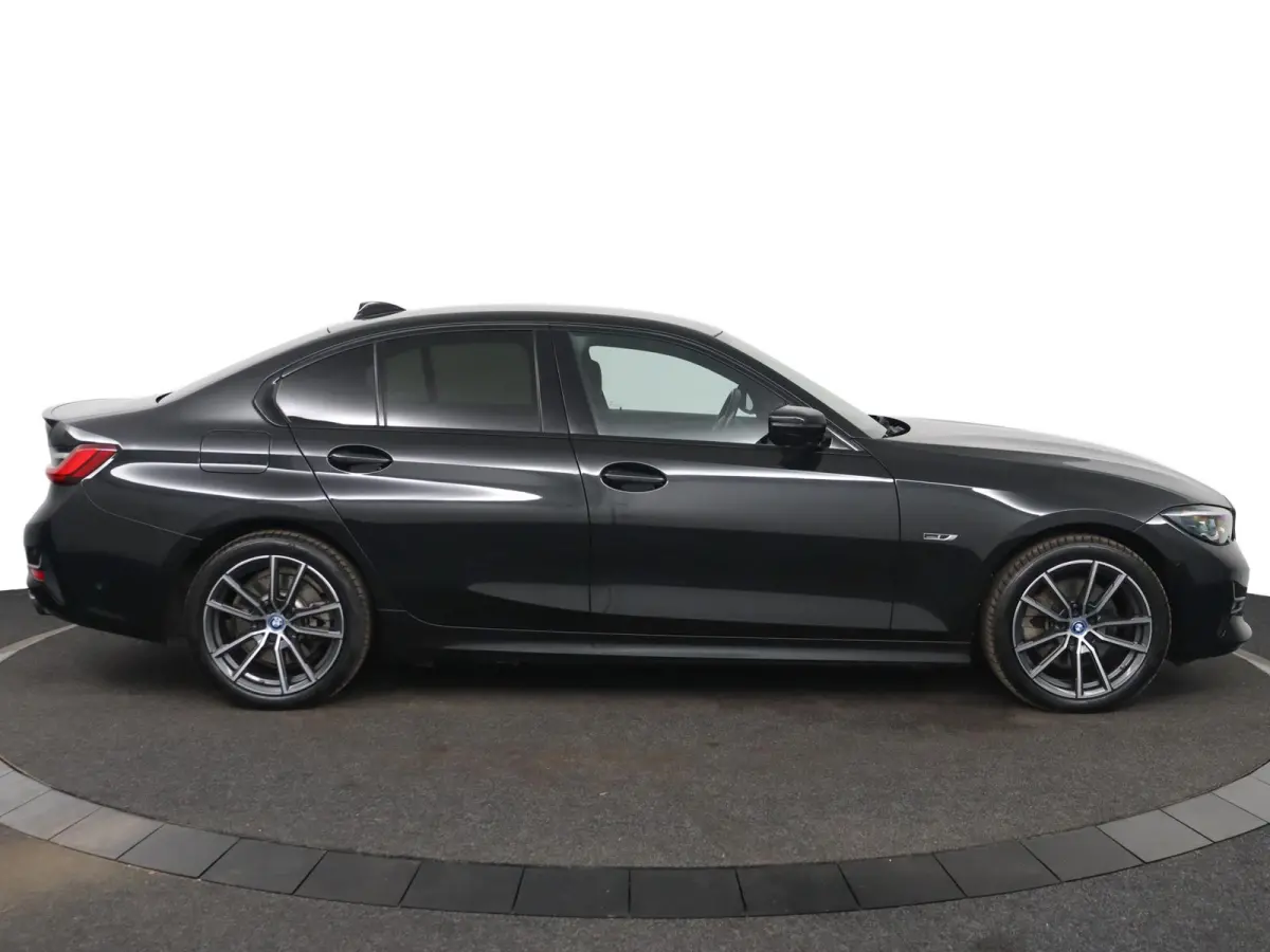 320e Business Edition Plus | SOH 89% | M Sportstuur | M Shadow Line | M Hemelbekleding Anthrazit | Stoelverwarming | Camera | HiFi Systeem | Leder |