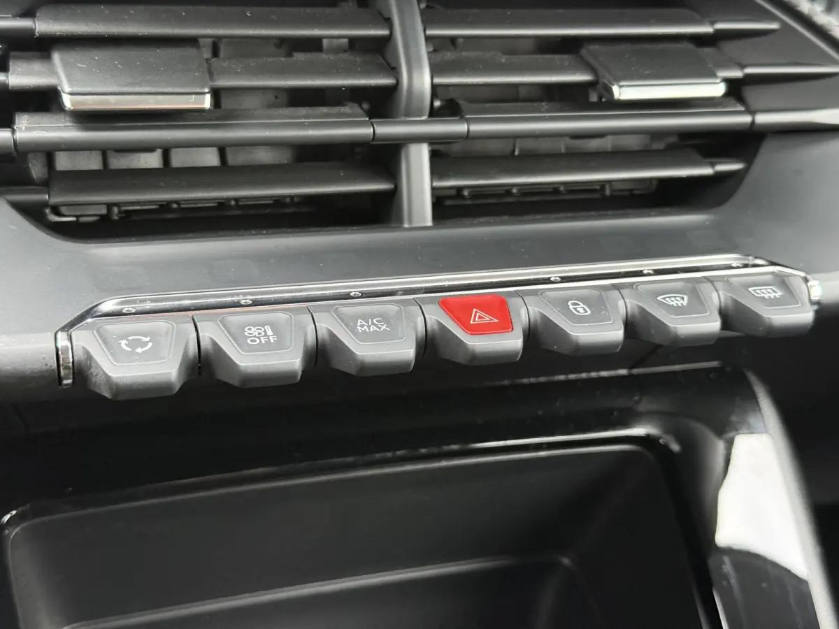 1.2 PureTech Like 1e Eigenaar,Apple Carplay/Android Auto,Camera,Navi,Clima,Cruise,Weinig Km,Zeer Zuinig,Apk tot 07-2027