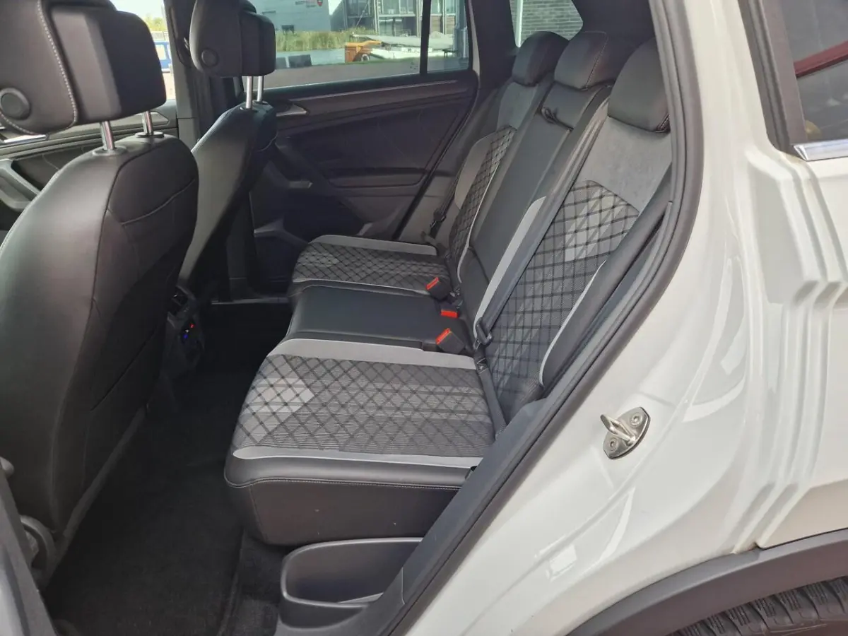 1.5 TSI R-Line Business+ 12MND BOVAG GAR | E-TREKHAAK| ACC | STUUR/STOEL VERW | CAMERA | L