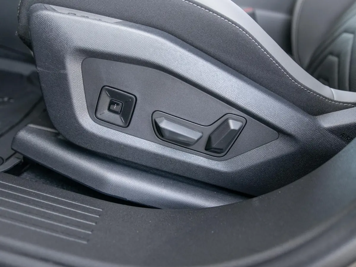 First Edition 74 kWh | Adapt. Cruise | Camera | Carplay | 20" | Elektr. A-Klep | Navi | Winter Pack | Schuif/Kanteldak | Premium Pack | Conv. Pack | Warmtepomp