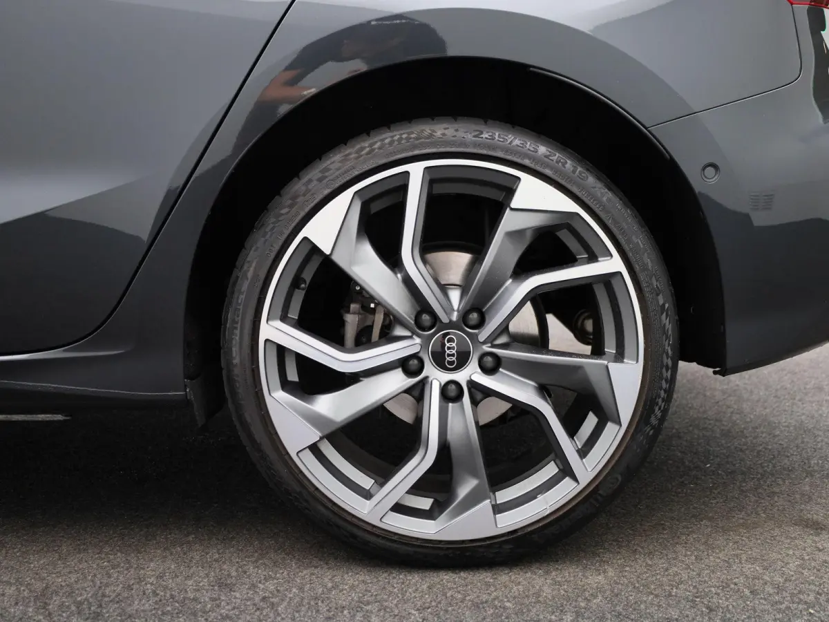 40 TFSI e S edition l Demo l Cruise control l Navigatie l Stoelverwarming l Airco l Elektr. instel. bestuurd.stoel l Ledkoplampen l Apple Carplay / Android Auto l 19" lichtmetalen wielen