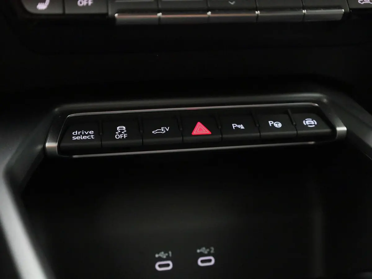 40 TFSI e S edition l Demo l Cruise control l Navigatie l Stoelverwarming l Airco l Elektr. instel. bestuurd.stoel l Ledkoplampen l Apple Carplay / Android Auto l 19" lichtmetalen wielen