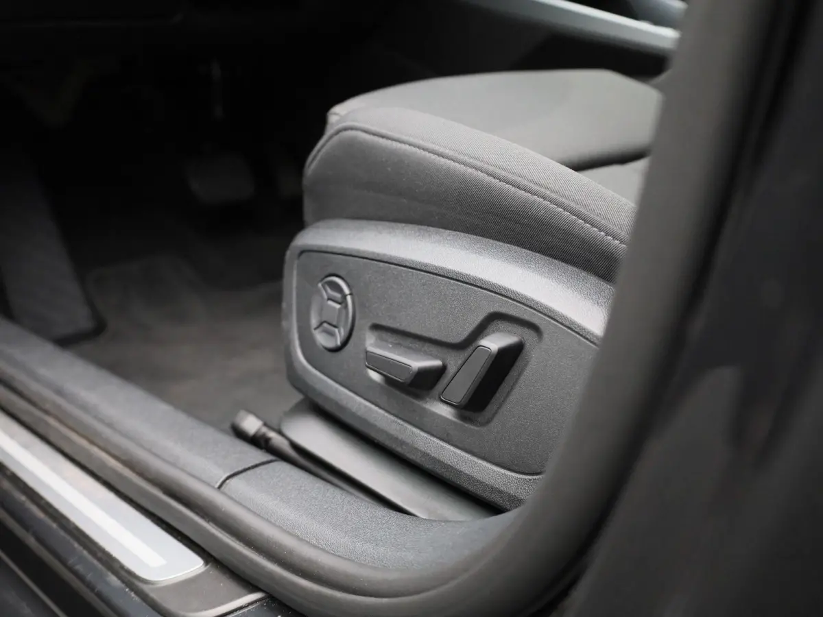 40 TFSI e S edition l Demo l Cruise control l Navigatie l Stoelverwarming l Airco l Elektr. instel. bestuurd.stoel l Ledkoplampen l Apple Carplay / Android Auto l 19" lichtmetalen wielen