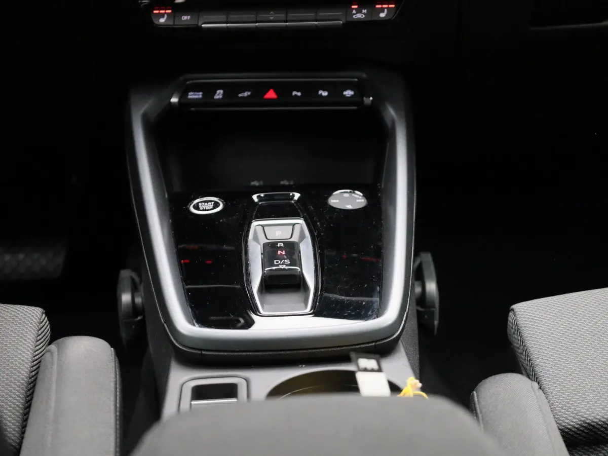 40 TFSI e S edition l Demo l Cruise control l Navigatie l Stoelverwarming l Airco l Elektr. instel. bestuurd.stoel l Ledkoplampen l Apple Carplay / Android Auto l 19" lichtmetalen wielen