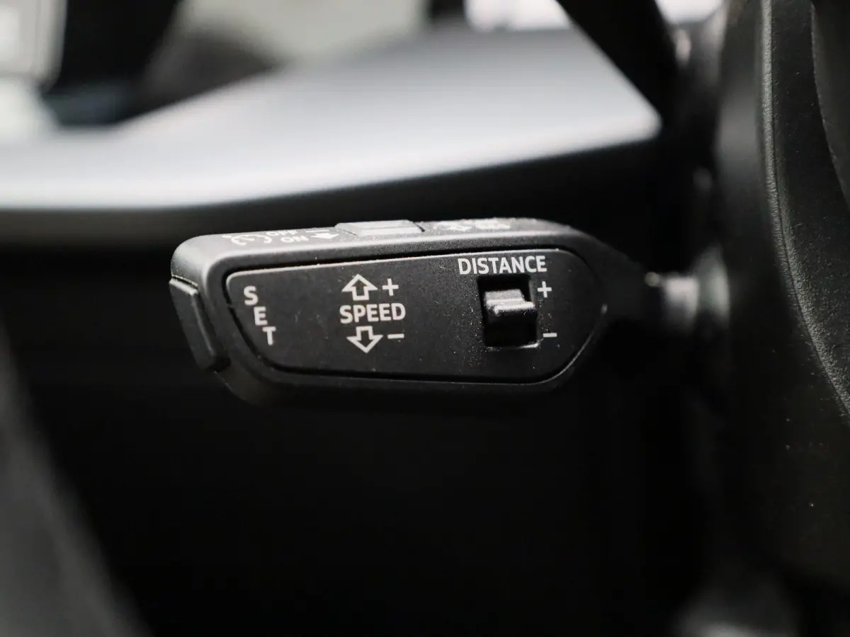 40 TFSI e S edition l Demo l Cruise control l Navigatie l Stoelverwarming l Airco l Elektr. instel. bestuurd.stoel l Ledkoplampen l Apple Carplay / Android Auto l 19" lichtmetalen wielen