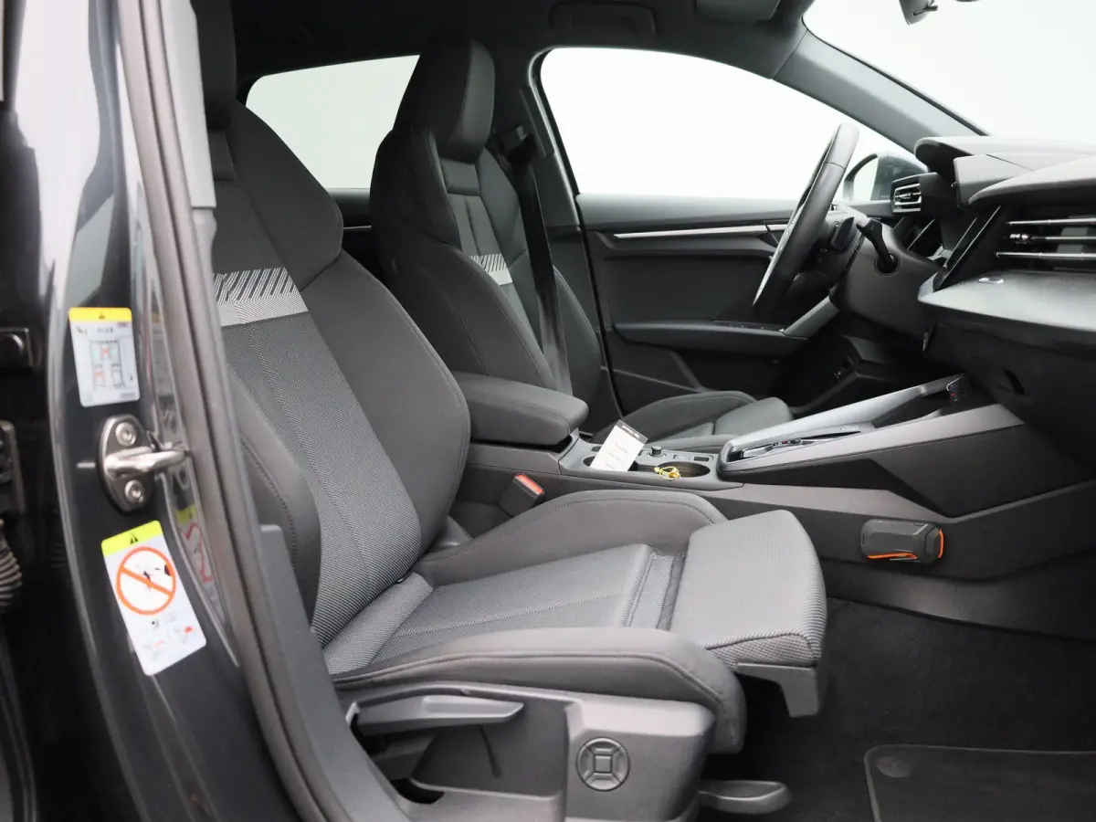 40 TFSI e S edition l Demo l Cruise control l Navigatie l Stoelverwarming l Airco l Elektr. instel. bestuurd.stoel l Ledkoplampen l Apple Carplay / Android Auto l 19" lichtmetalen wielen