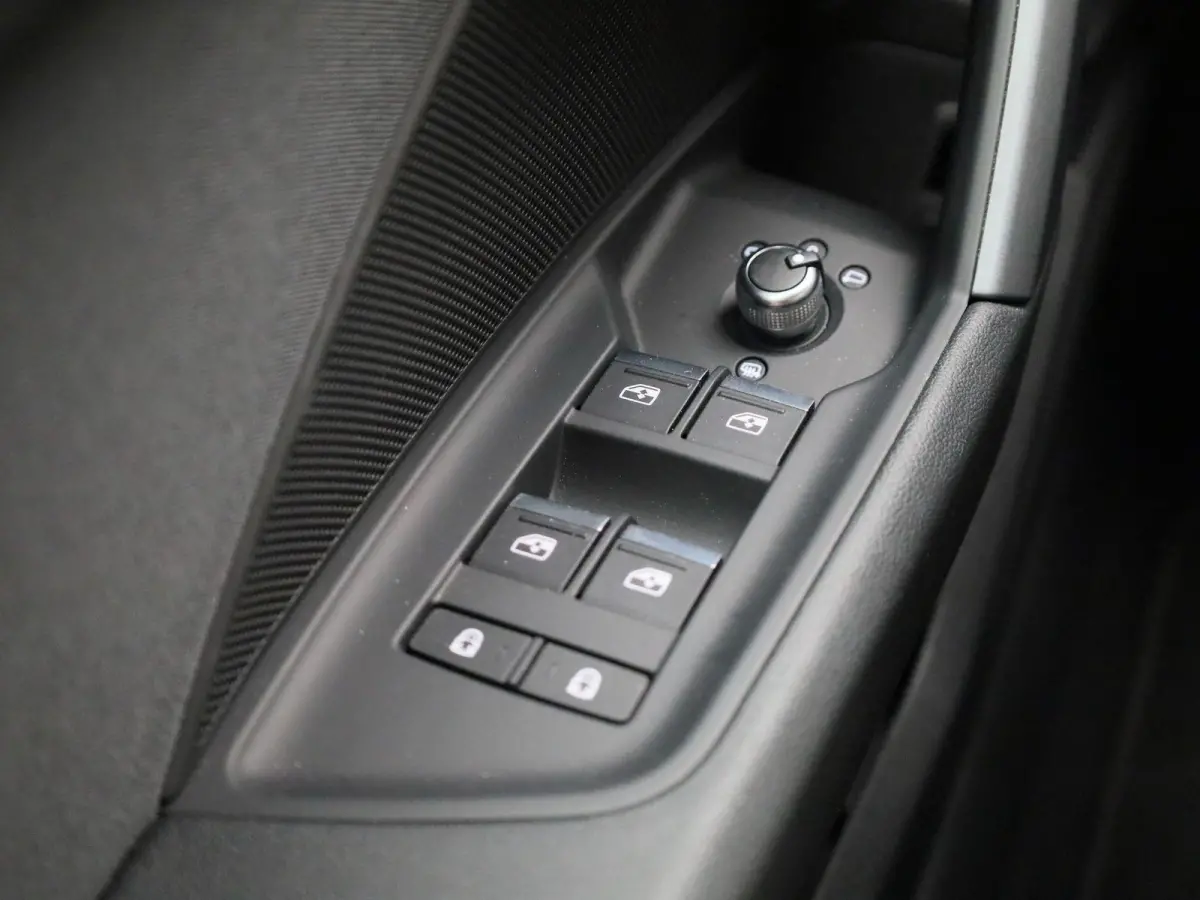 40 TFSI e S edition l Demo l Cruise control l Navigatie l Stoelverwarming l Airco l Elektr. instel. bestuurd.stoel l Ledkoplampen l Apple Carplay / Android Auto l 19" lichtmetalen wielen