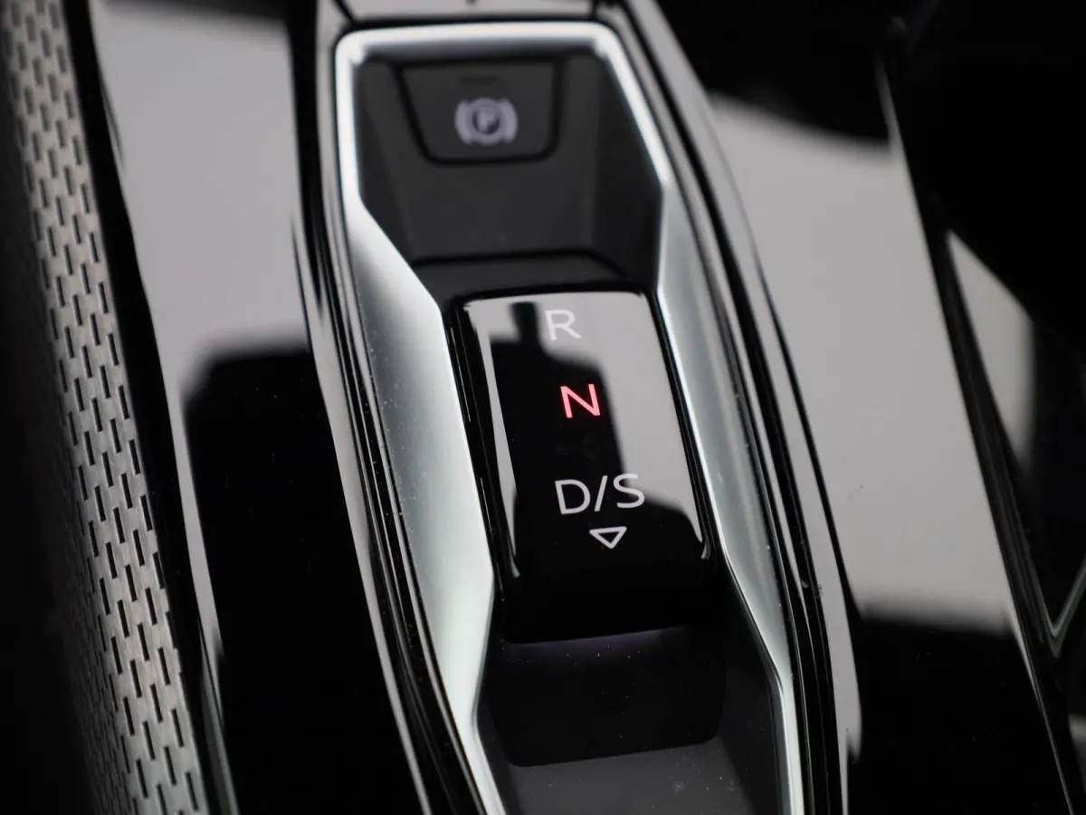 Avant 2.0 quattro S edition l Demo l Adaptive cruise control l Parkeersensoren l Achteruitrijcamera l Verwarmbare voorstoelen l Stoelen voor, elekt. verstelb. l Navigatie l Apple Carplay / A