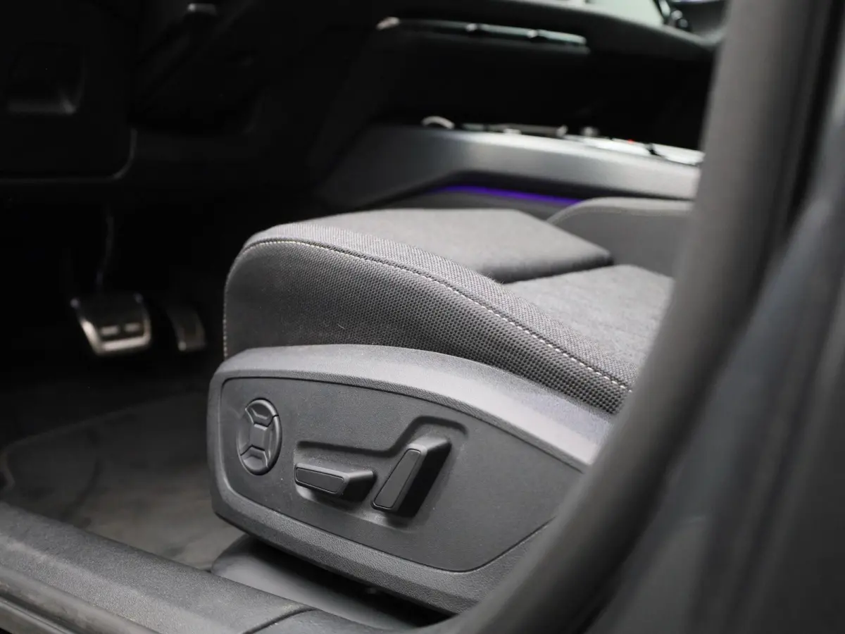 Avant 2.0 quattro S edition l Demo l Adaptive cruise control l Parkeersensoren l Achteruitrijcamera l Verwarmbare voorstoelen l Stoelen voor, elekt. verstelb. l Navigatie l Apple Carplay / A