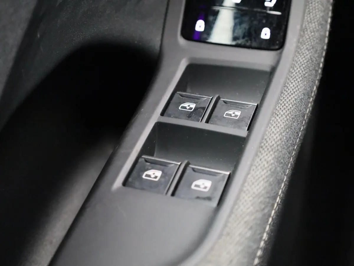 Avant 2.0 quattro S edition l Demo l Adaptive cruise control l Parkeersensoren l Achteruitrijcamera l Verwarmbare voorstoelen l Stoelen voor, elekt. verstelb. l Navigatie l Apple Carplay / A