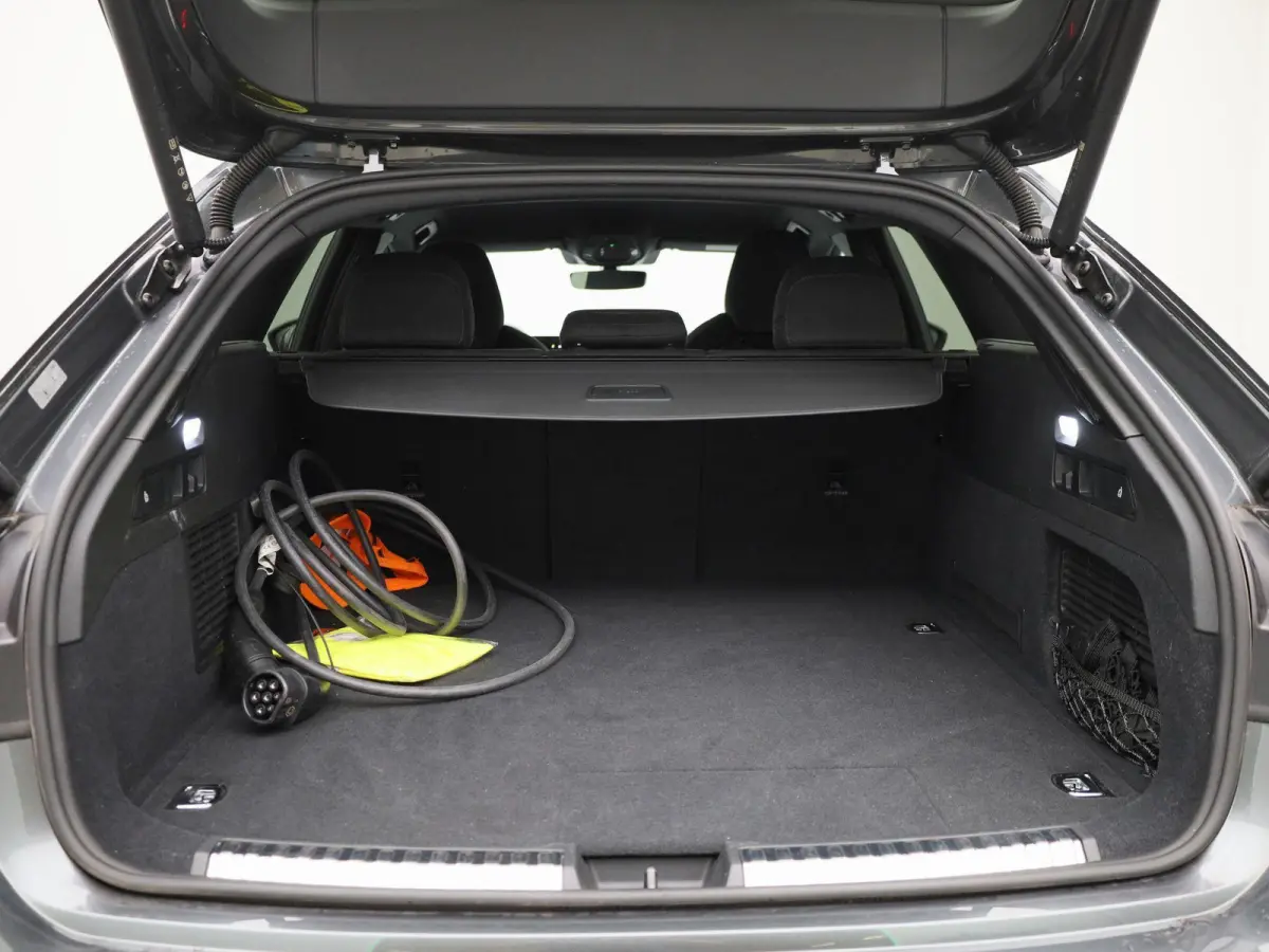 Avant 2.0 quattro S edition l Demo l Adaptive cruise control l Parkeersensoren l Achteruitrijcamera l Verwarmbare voorstoelen l Stoelen voor, elekt. verstelb. l Navigatie l Apple Carplay / A