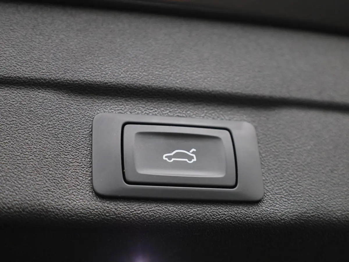 Avant 2.0 quattro S edition l Demo l Adaptive cruise control l Parkeersensoren l Achteruitrijcamera l Verwarmbare voorstoelen l Stoelen voor, elekt. verstelb. l Navigatie l Apple Carplay / A