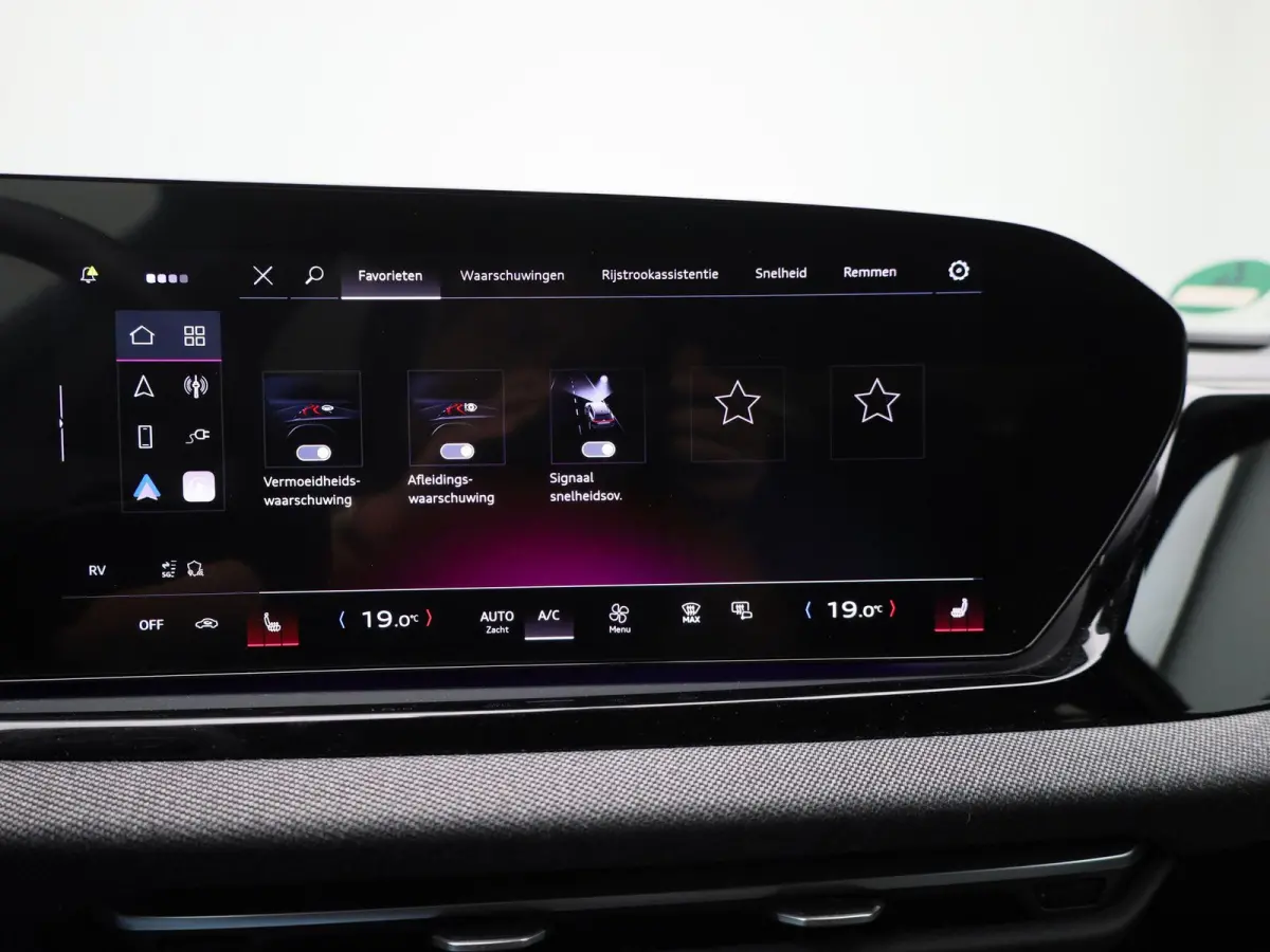 Avant 2.0 quattro S edition l Demo l Adaptive cruise control l Parkeersensoren l Achteruitrijcamera l Verwarmbare voorstoelen l Stoelen voor, elekt. verstelb. l Navigatie l Apple Carplay / A