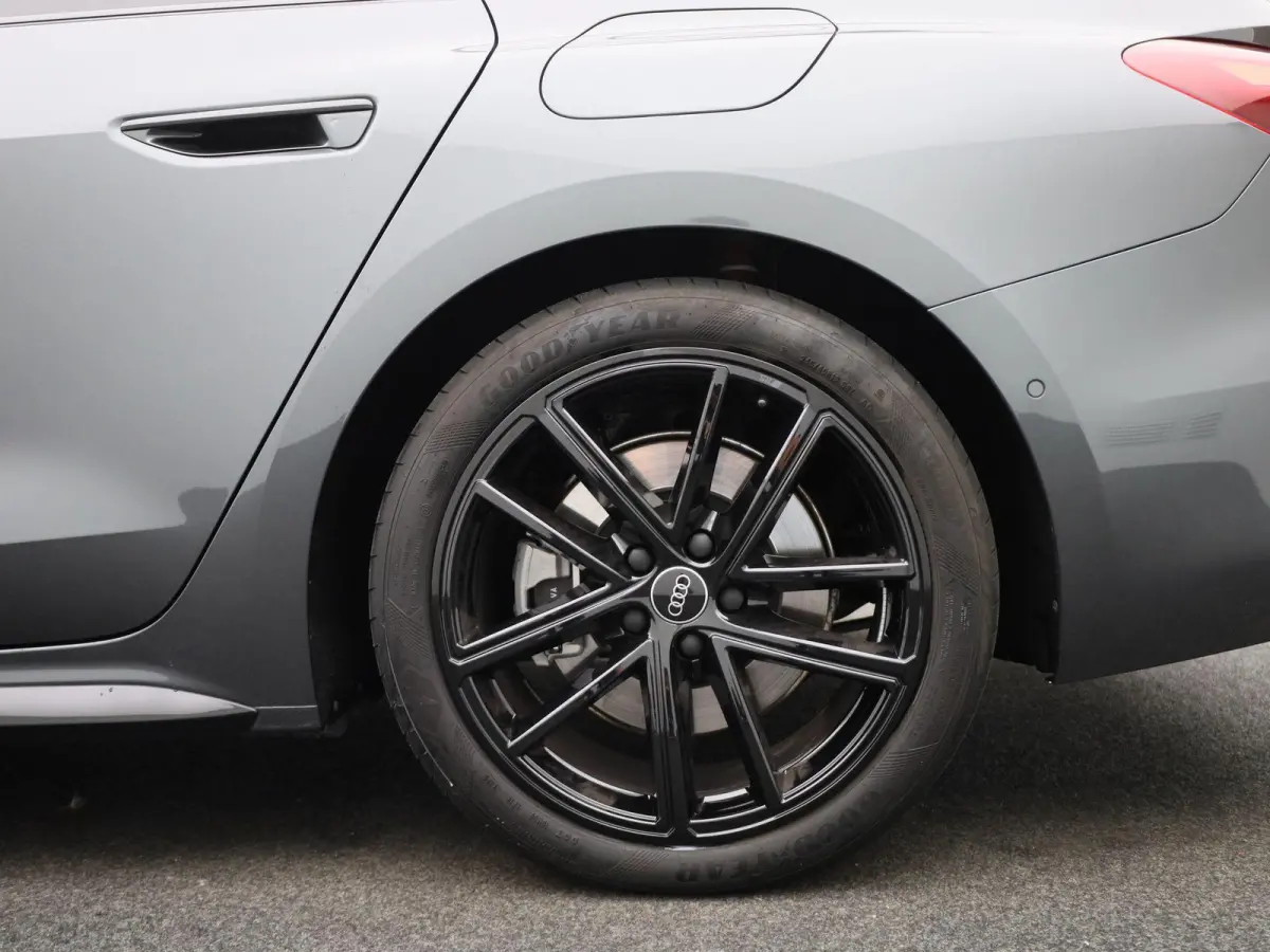 Avant 2.0 quattro S edition l Demo l Adaptive cruise control l Parkeersensoren l Achteruitrijcamera l Verwarmbare voorstoelen l Stoelen voor, elekt. verstelb. l Navigatie l Apple Carplay / A