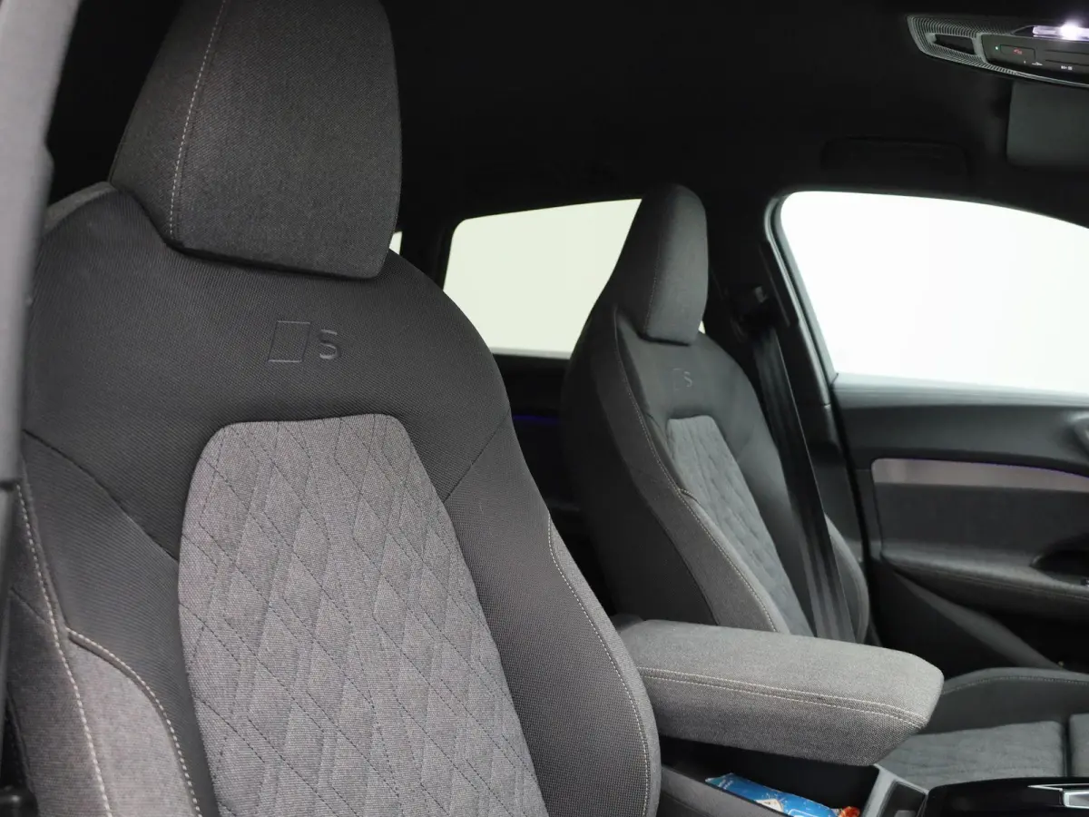 Avant 2.0 quattro S edition l Demo l Adaptive cruise control l Parkeersensoren l Achteruitrijcamera l Verwarmbare voorstoelen l Stoelen voor, elekt. verstelb. l Navigatie l Apple Carplay / A
