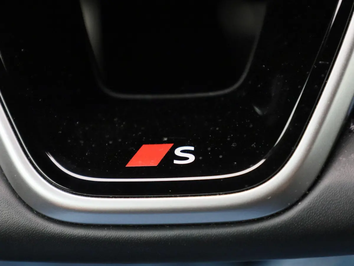 Avant 2.0 quattro S edition l Demo l Adaptive cruise control l Parkeersensoren l Achteruitrijcamera l Verwarmbare voorstoelen l Stoelen voor, elekt. verstelb. l Navigatie l Apple Carplay / A