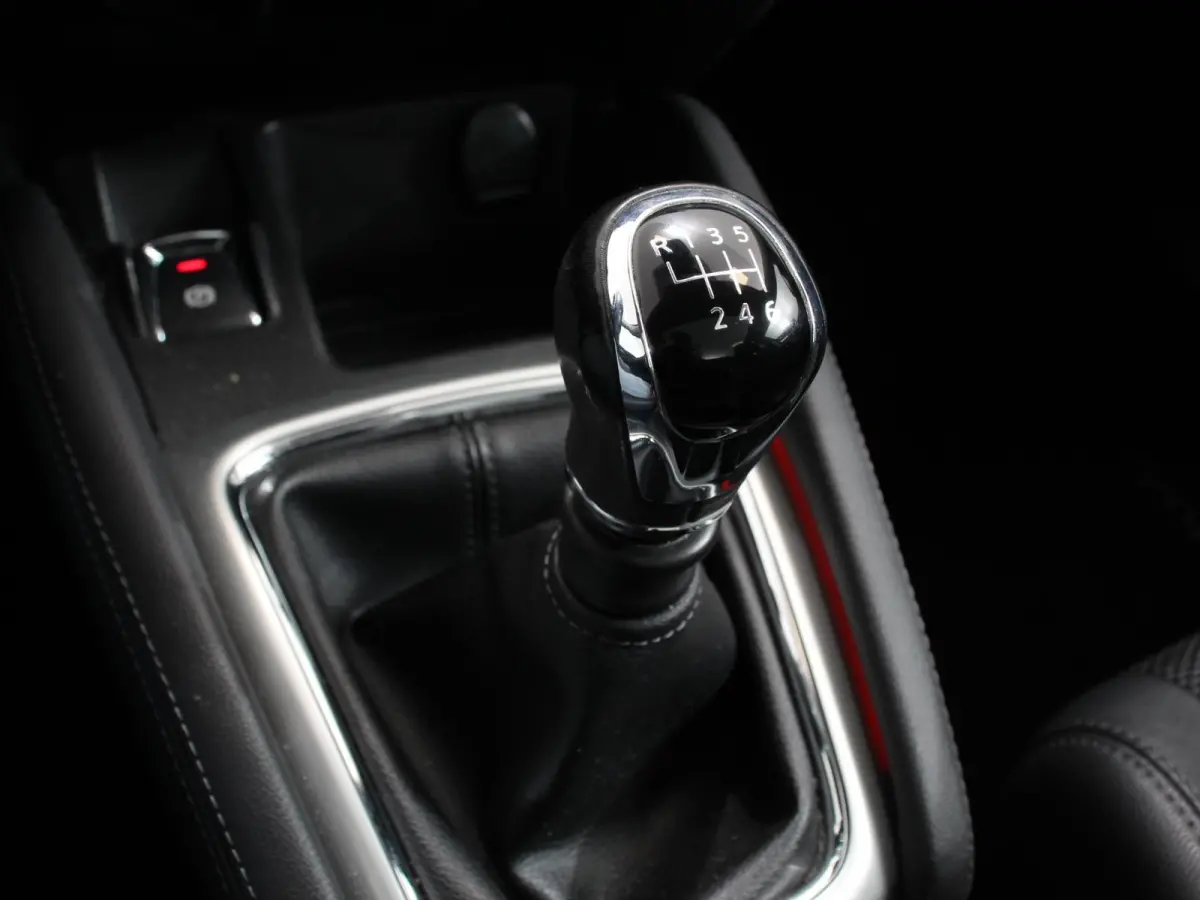 1.2 Tekna Airco Cruise control LED Parkeersensoren Camera Radio Lichtmetalen velgen Verwarmde voorstoelen Panorama dak Trekhaak Afneembaar APK 9-7-2027!