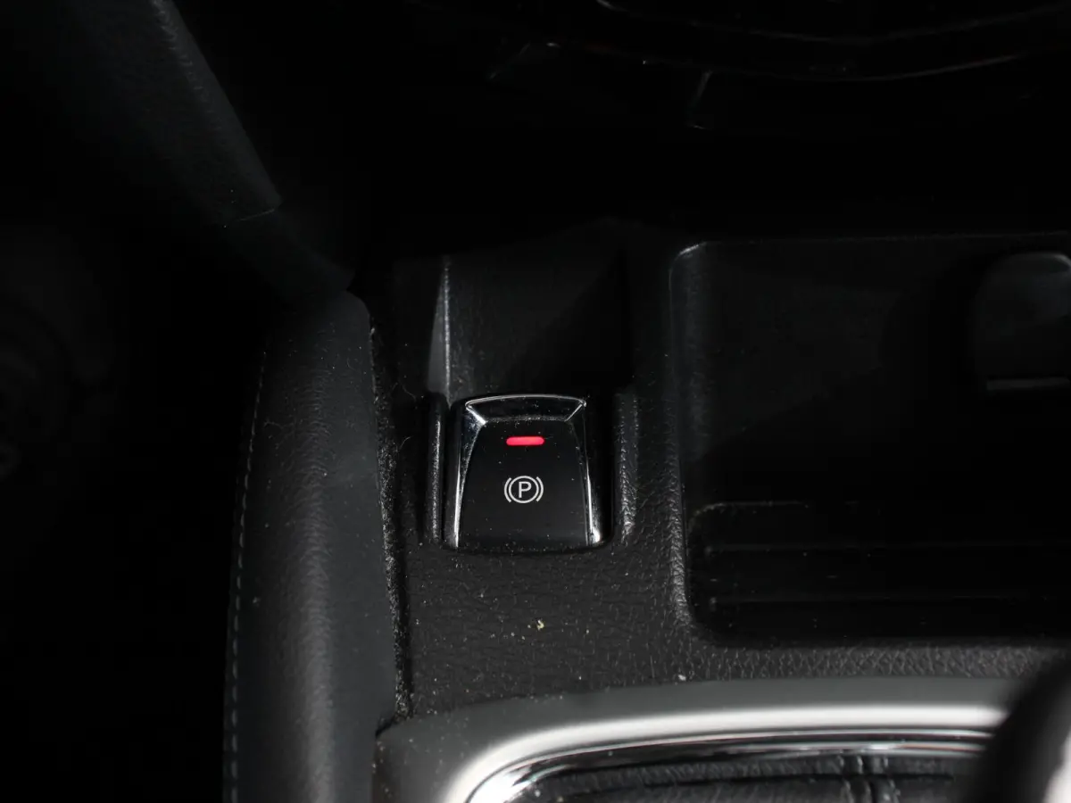 1.2 Tekna Airco Cruise control LED Parkeersensoren Camera Radio Lichtmetalen velgen Verwarmde voorstoelen Panorama dak Trekhaak Afneembaar APK 9-7-2027!