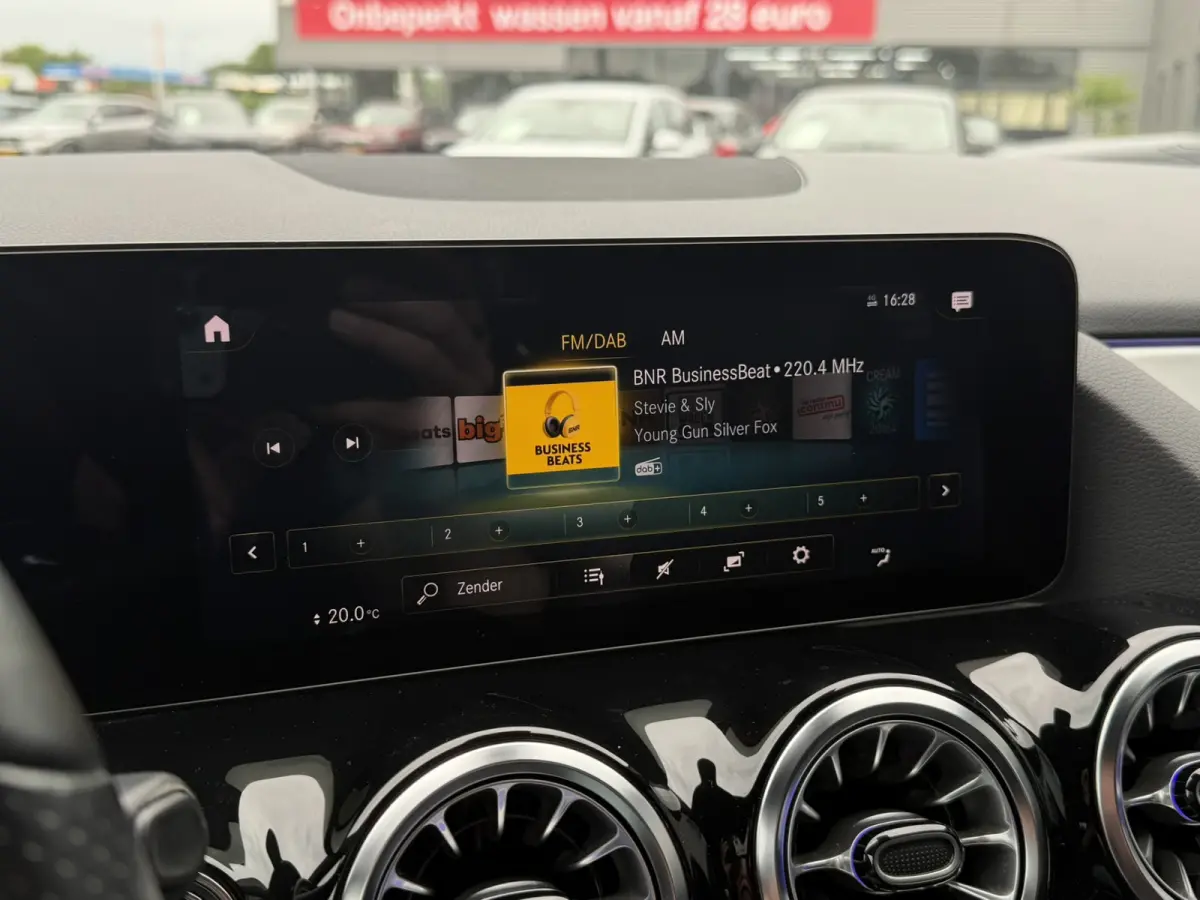 250 225 PK 4MATIC AMG Line Panoramadak Achteruitrijcamera DAB Carplay 19 inch velgen Ambienteverlichting