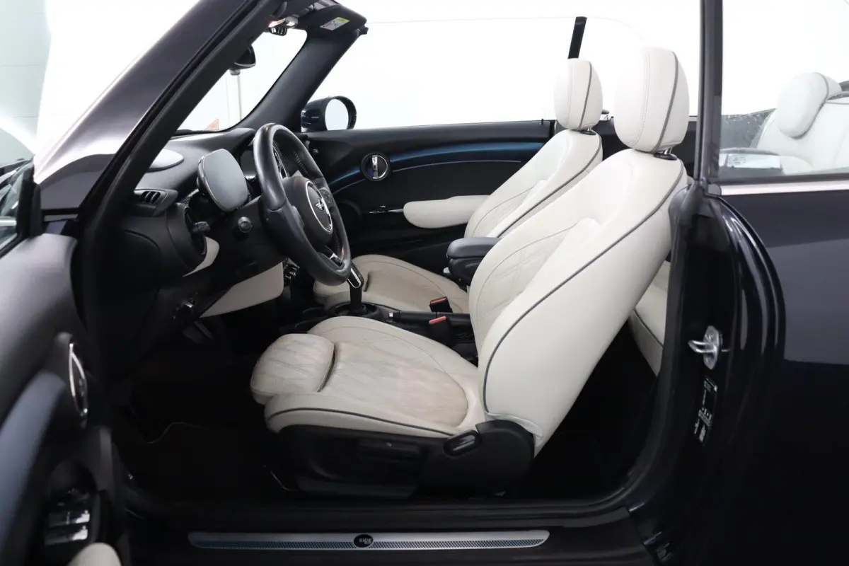 1.5 Classic | Comfort Access | Achteruitrijcamera | Verwarmde voorstoelen | Head-Up Display | Adaptieve LED Koplampen | Sportstoelen | Stuurwielrand verwarmd |