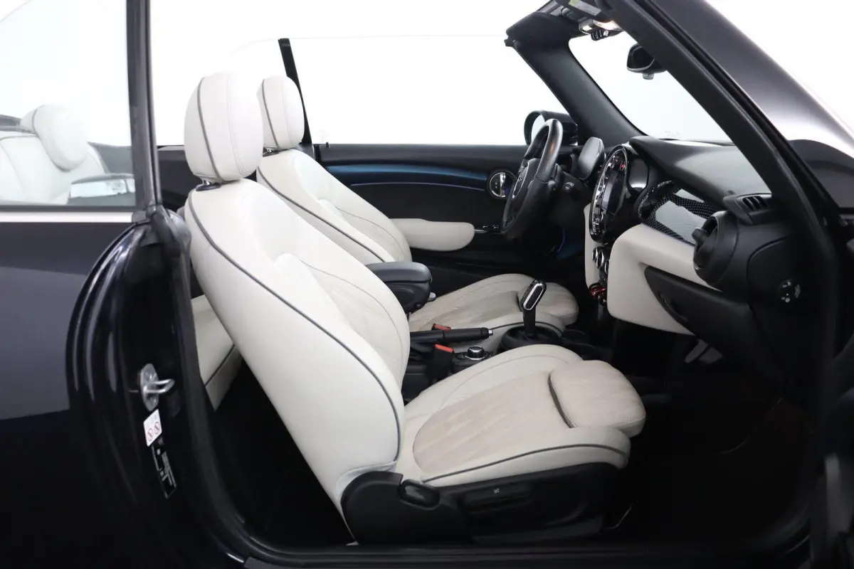 1.5 Classic | Comfort Access | Achteruitrijcamera | Verwarmde voorstoelen | Head-Up Display | Adaptieve LED Koplampen | Sportstoelen | Stuurwielrand verwarmd |