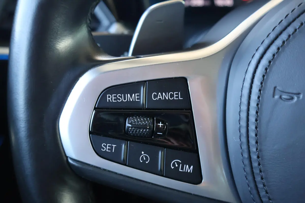 330e | M Sport Plus | Individual Nachtblau metallic | Glazen Panoramadak | Trekhaak Elektrisch | Carbon | Head-Up Display | Stoelverwarming | Leder | Camera | 19" M Dubbelspaak | PS |