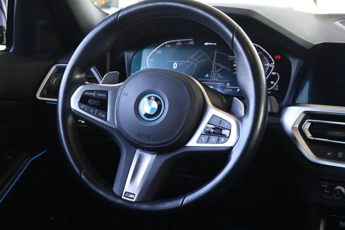 330e | M Sport Plus | Individual Nachtblau metallic | Glazen Panoramadak | Trekhaak Elektrisch | Carbon | Head-Up Display | Stoelverwarming | Leder | Camera | 19" M Dubbelspaak | PS |