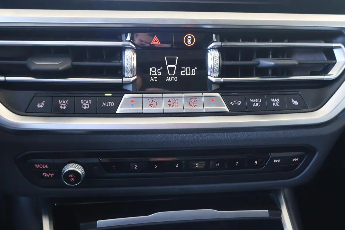 330e | M Sport Plus | Individual Nachtblau metallic | Glazen Panoramadak | Trekhaak Elektrisch | Carbon | Head-Up Display | Stoelverwarming | Leder | Camera | 19" M Dubbelspaak | PS |