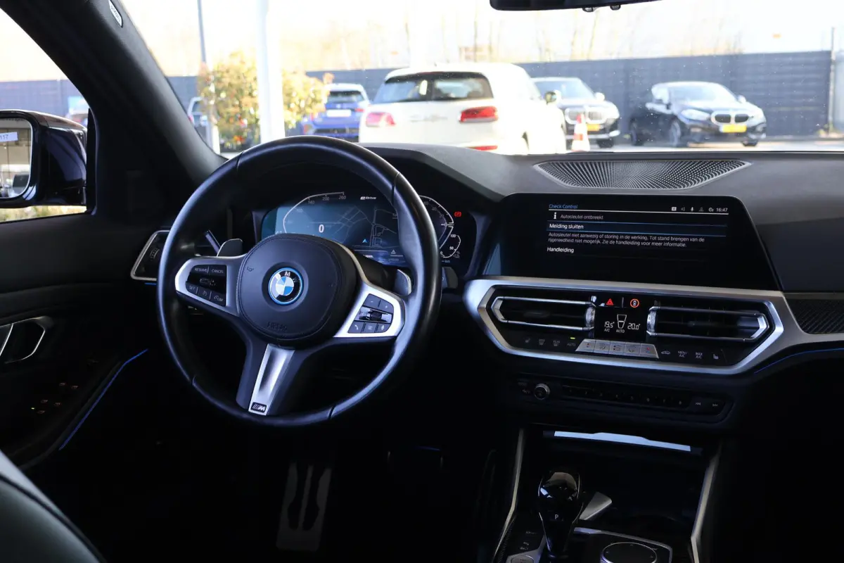 330e | M Sport Plus | Individual Nachtblau metallic | Glazen Panoramadak | Trekhaak Elektrisch | Carbon | Head-Up Display | Stoelverwarming | Leder | Camera | 19" M Dubbelspaak | PS |