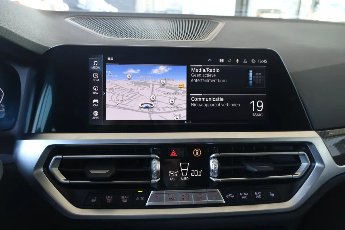 330e | M Sport Plus | Individual Nachtblau metallic | Glazen Panoramadak | Trekhaak Elektrisch | Carbon | Head-Up Display | Stoelverwarming | Leder | Camera | 19" M Dubbelspaak | PS |