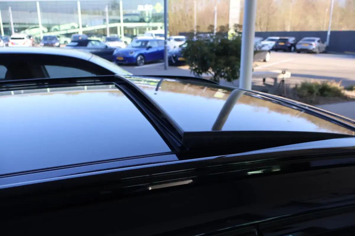330e | M Sport Plus | Individual Nachtblau metallic | Glazen Panoramadak | Trekhaak Elektrisch | Carbon | Head-Up Display | Stoelverwarming | Leder | Camera | 19" M Dubbelspaak | PS |