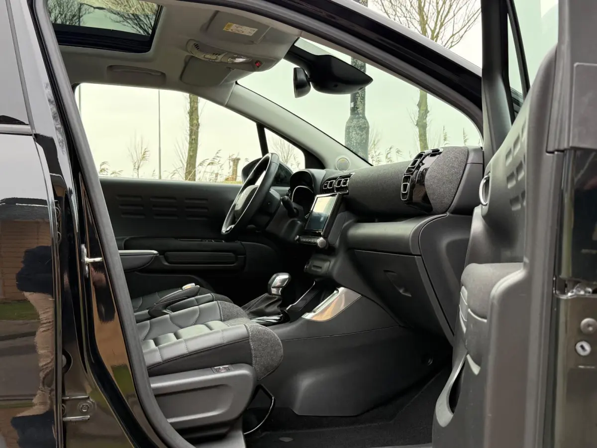 1.2 PureTech Shine 130pk Automaat - Noir Perla Nera - Panorama schuifdak/Carplay