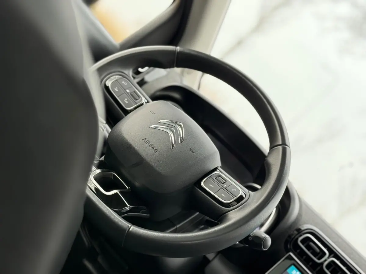 1.2 PureTech Shine 130pk Automaat - Noir Perla Nera - Panorama schuifdak/Carplay