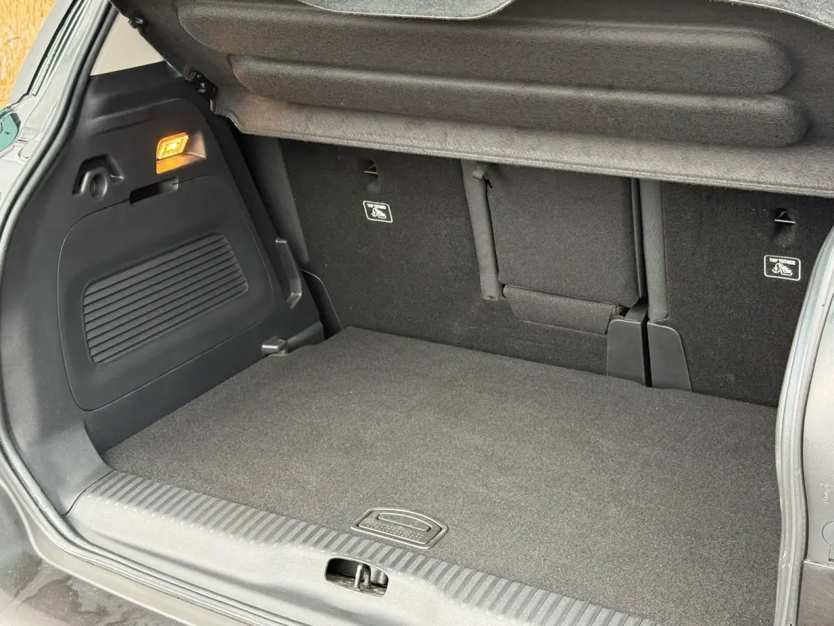 1.2 PureTech Shine 130pk Automaat - Noir Perla Nera - Panorama schuifdak/Carplay