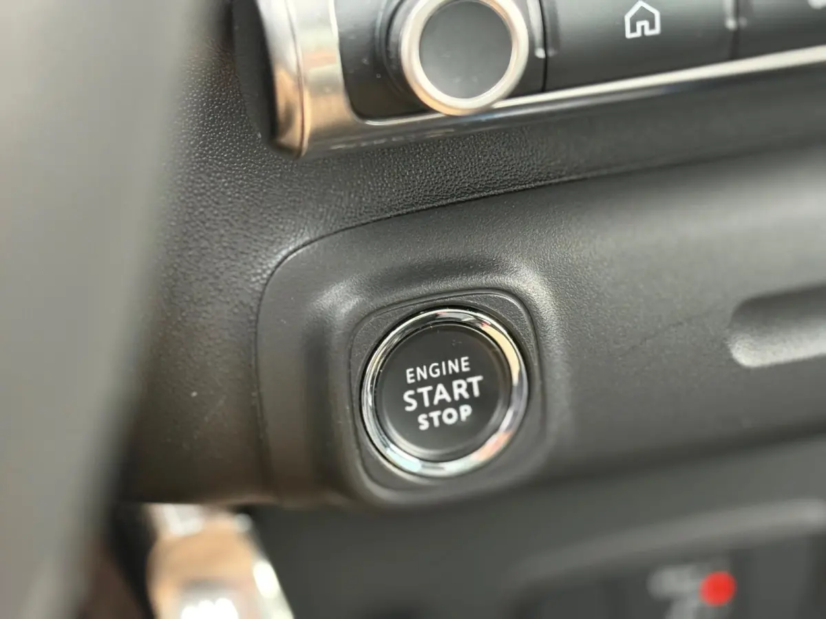 1.2 PureTech Shine 130pk Automaat - Noir Perla Nera - Panorama schuifdak/Carplay