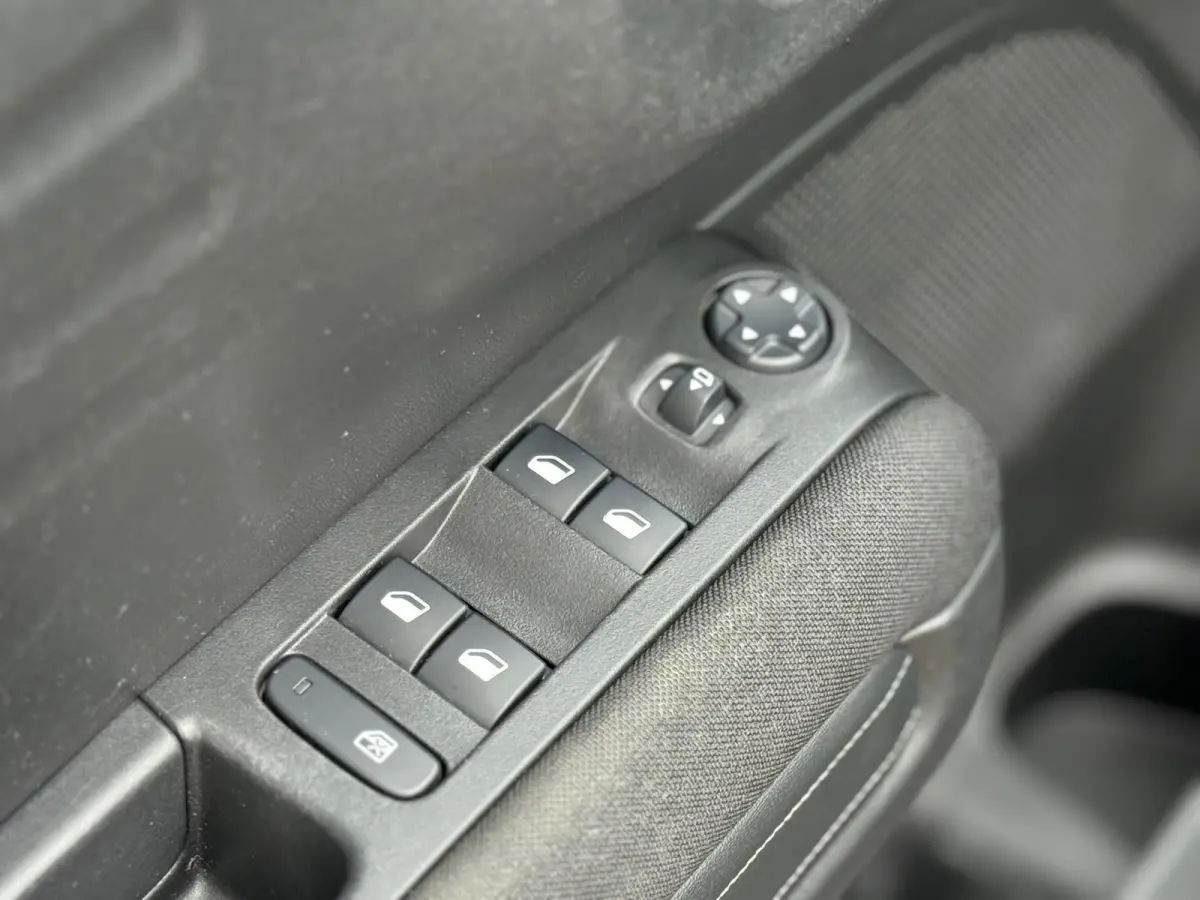 1.2 PureTech Shine 130pk Automaat - Noir Perla Nera - Panorama schuifdak/Carplay