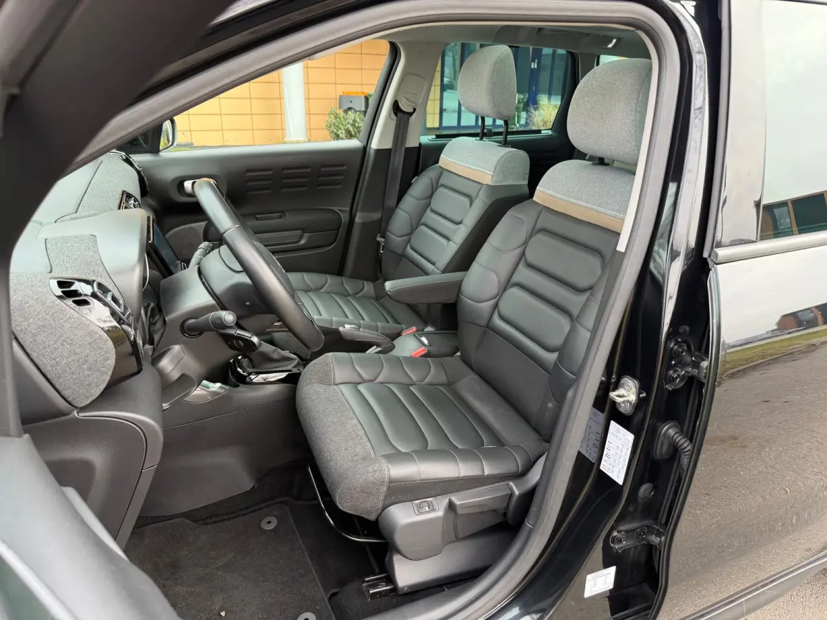 1.2 PureTech Shine 130pk Automaat - Noir Perla Nera - Panorama schuifdak/Carplay