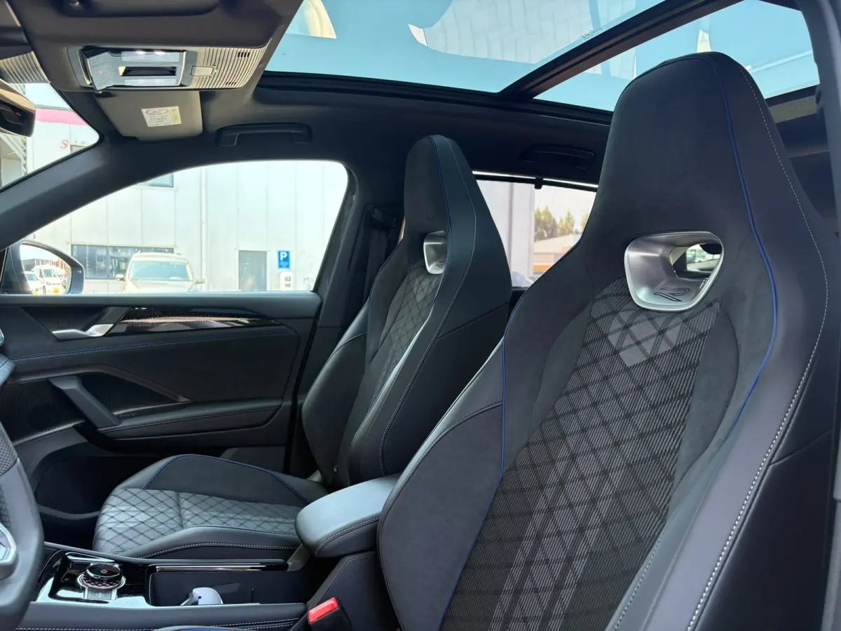 R-Line Edition | Trekhaak | 'App-Connect' draadloze smartphone integratie | Automatische afstandsregeling (Adaptive Cruise Control) | Buitenspiegels elektrisch instel-, verwarm- en inklapbaa